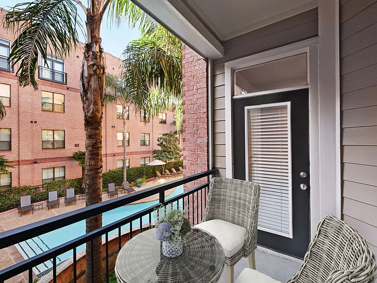 Camden Plaza — Modern Houston Apartments in Upper Kirby photo 11